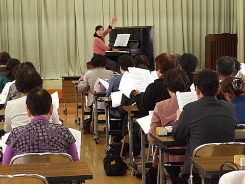 総会の最後に、講師の桧谷喜代美先生の指導で、懐かしい童謡や唱歌をみんなで楽しく歌いました。