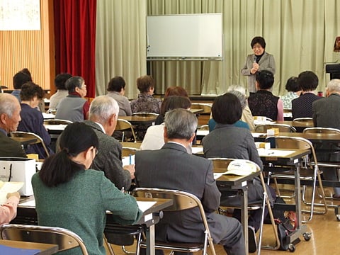 総会で挨拶する永本会長。